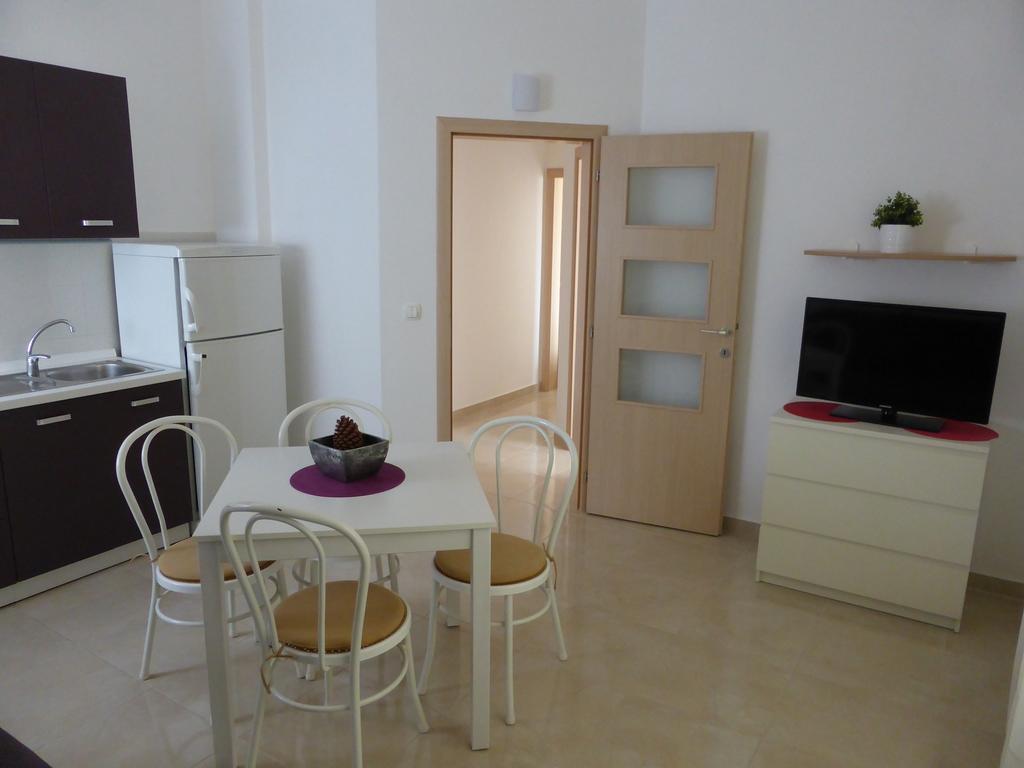 Toni, Borik Apartmán